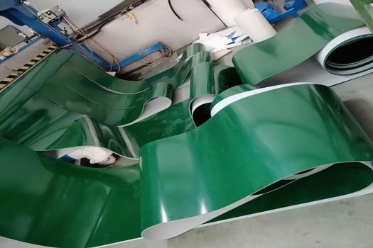 PVC擋板輸送帶供應(yīng)，可靠耐油，果蔬專用提升效率