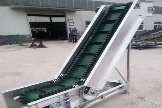 提升效率，穩定運輸——大傾角皮帶輸送機爬坡式上料機