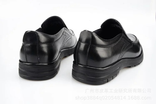 黑色皮鞋拼接低幫商務休閑工作鞋，皮包頭設計與橡膠鞋底完美融合